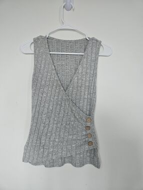 5/35$ Shein Heather Grey Ribbed Knit Crossover Wrap Top with Wood Buttons🔥